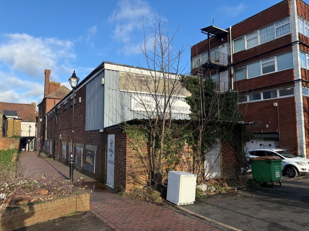 Lot: 176 - TOWN CENTRE PROPERTY WITH PLANNING FOR EIGHT FLATS AND TWO COMMERCIAL UNITS - Rear of town centre property